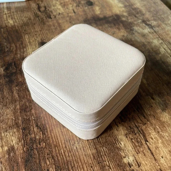 ❤️ NEW 2/$20 or 3/$25 Light Pink Jewelry Travel Case With Removable Section - Picture 3 of 5